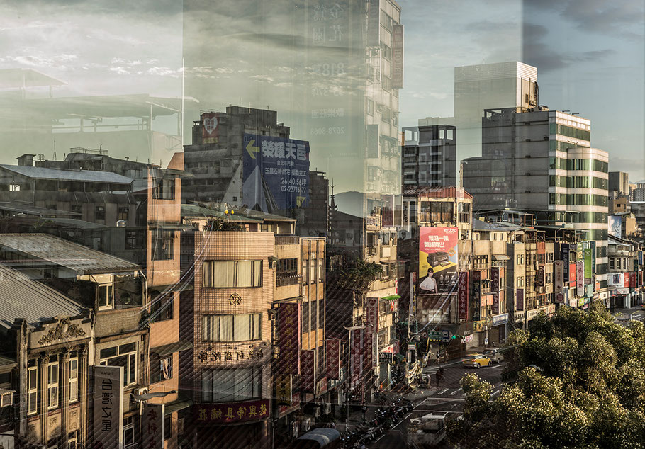 Spiegelungen nähe Longshan Temple im Zentrum von Taipei, Taiwan, als Farbphoto