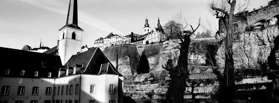 Abbaye de Neumünster in Luxemburg als Schwarzweißphoto im Panorama-Format