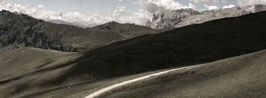 Bei der Plattkofelhütte in den Dolomiten als Farbphotographie im Panorama-Format