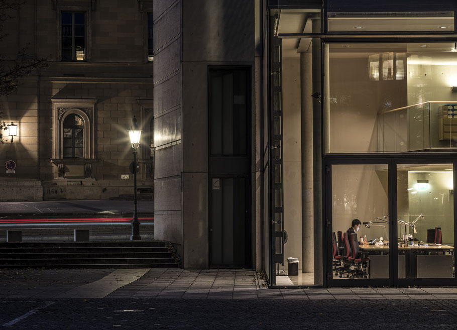 Abendaufnahme des Max-Planck Instituts als Farb-Photographie, Muenchen