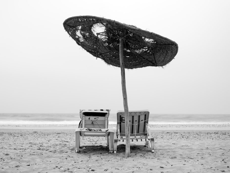 Strand von Siri Kaouki in Marokko als Schwarzweißphoto 