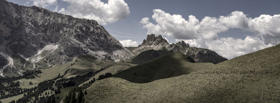 Marmelade und Rosszähne in den Dolomiten als Farbphotographie im Panorama-Format