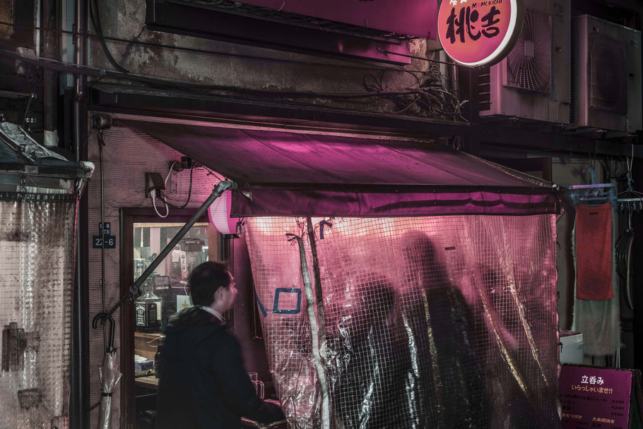 Tokio Strassenszene bei Nacht, Japan, als Farbphoto