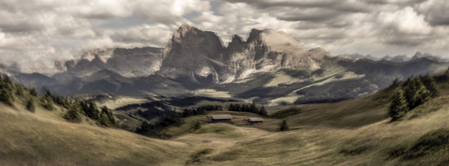 Die Sellagruppe in den Dolomiten als Farbphotographie im Panorama-Format