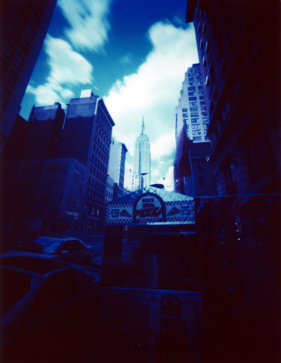 Das Empire State Building in New York (USA)  mit einer Camera Obscura auf Polaroidfilm als Farbphoto aufgenommen 