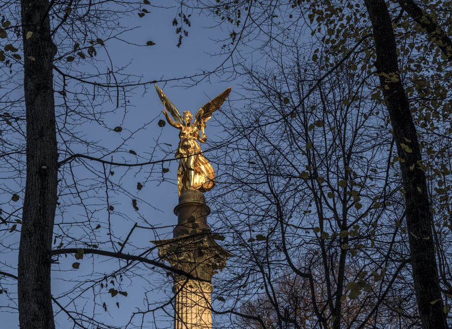 Abendaufnahme des Friedensengels im Herbst als Farb-Photographie, Muenchen