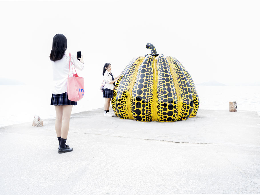 Der Yayoi Kusama  Pumpkin auf der Insel Naoshima als Farb-Photographie, Japan