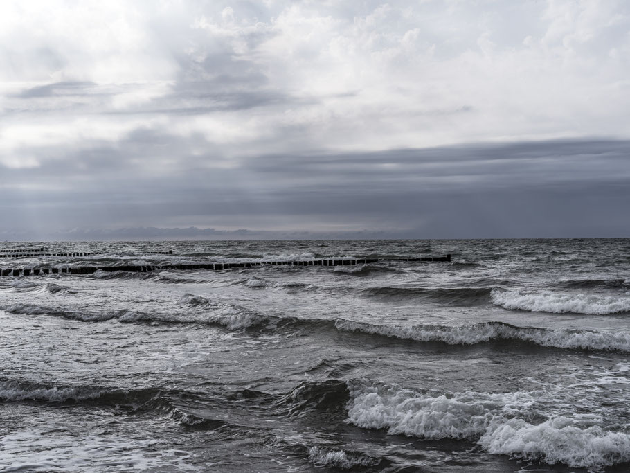 Strand, Meer und Buhnen in Ahrenshoop – Darf – Fischland  als Farbphoto