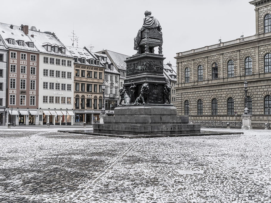 Max-Joseph-Platz im Schnee als Farb-Photographie, Muenchen