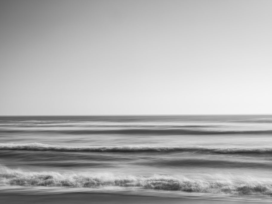 Strandaufnahme am Atlantischen Ozean als SW-Fotografie