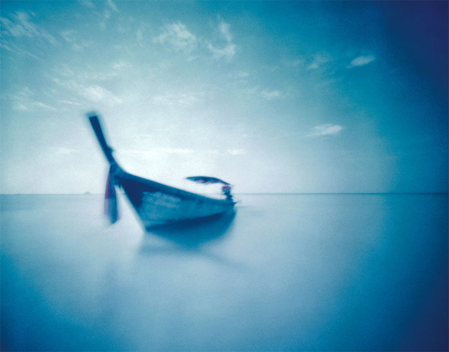 Longtailboot am Strand von Krabi, Thailand, mit einer Camera Obscura auf Polroidfilm aufgenommen als Farbphoto