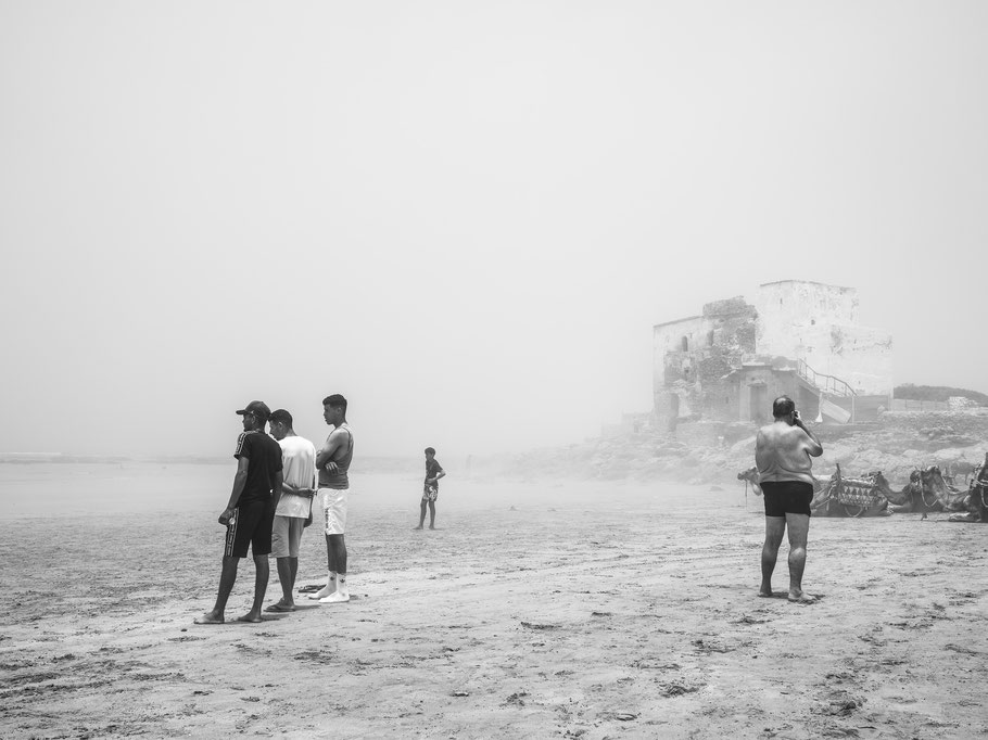 am Strand von Siri Kaouki in Marokko als Schwarzweißphoto