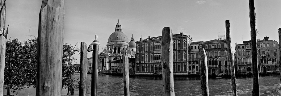 Santa Maria della Salute in Venedig als Schwarzweißphoto im Panorama-Format