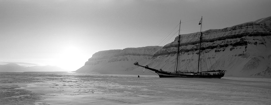 Panoramaaufnahme von Spitzbergen-Svalbard als Schwarzweißfoto