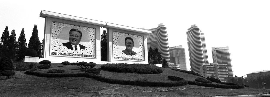 Blick vom Fontänenplatz in Pyongyang, Nord Korea, auf die neue Skyline als Schwarzweißphoto im Panorama-Format