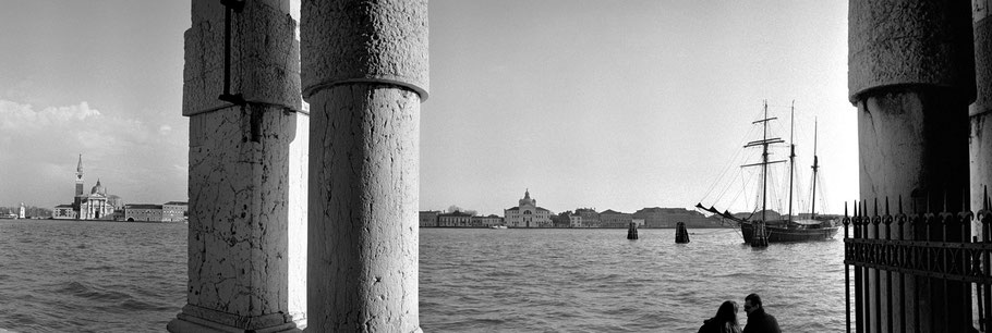 Punta de la Dogana in Venedig als Schwarzweißphoto im Panorama-Format