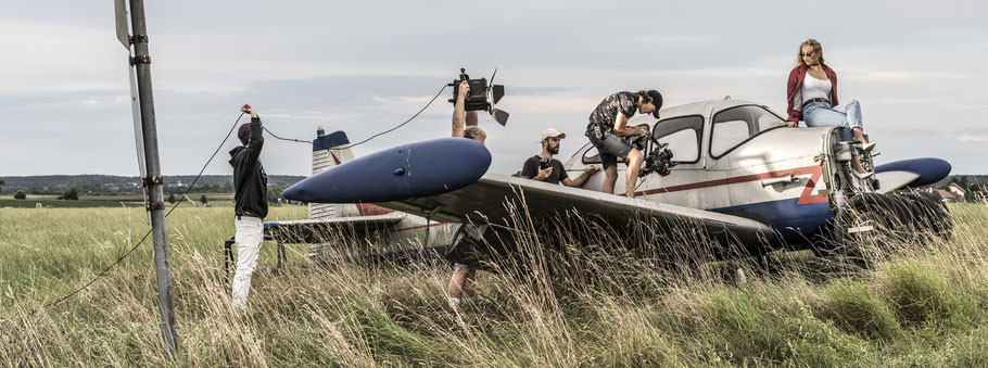 Szene einer Filmproduktion im Panoramaformat als Farbphoto