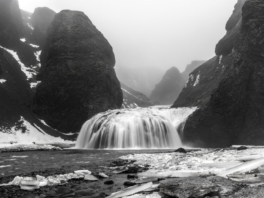 Naturaufnahme mit Wasserfall aus Island als Farbphoto