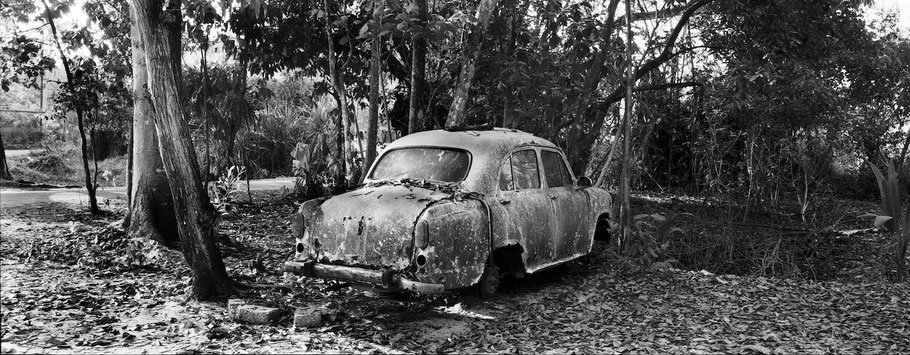 Oldtimer-Taxi bei Marari in Kerala , Indien, als Schwarzweißphoto im Panorama-Format