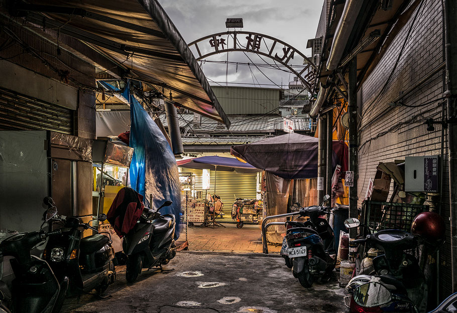 Linjiang Night Market in der Nähe des Taipei 101 im Zentrum von Taipei, Taiwan, als Farbphoto