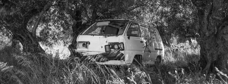 Lieferwagen auf dem Peloponnes, Griechenland, als Schwarzweißphoto im Panorama-Format