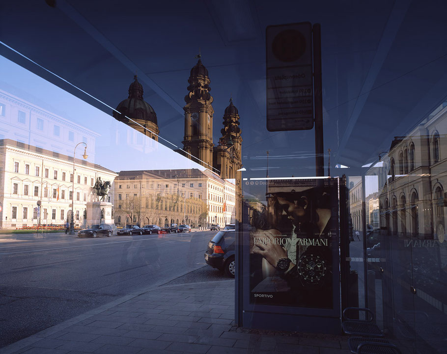 Spiegelung von Theatiner Kirche, Odeonsplatz und Ludwigstrasse als Farb-Photographie, Muenchen