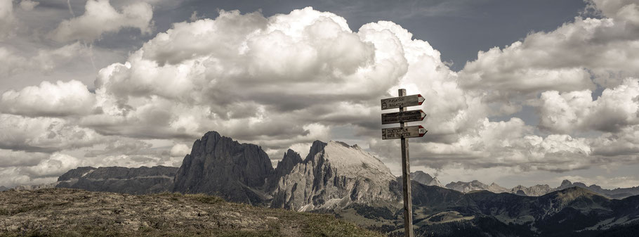 Die Sellagruppe in den Dolomiten als Farbphotographie im Panorama-Format