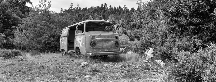 Oldtimer VW Bus  auf dem Peloponnes, Griechenland, als Schwarzweißphoto im Panorama-Format