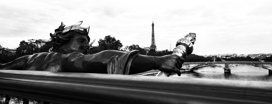 Von der Pont Alexandre III über die Seine auf den Eiffelturm in Paris, Frankreich,  als Schwarzweißphoto im Panorama-Format