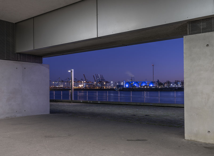Dockland _ Containerhafen in Hamburg als Farbphoto