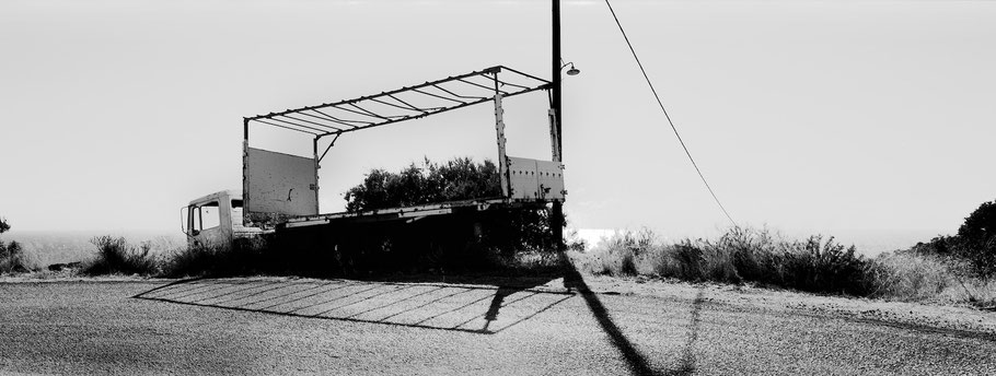 Oldtimer bei Vathia auf dem Peloponnes, Griechenland, als Schwarzweißphoto im Panorama-Format