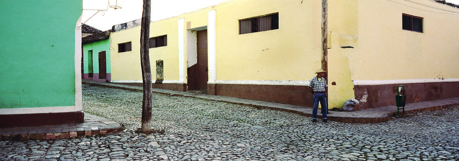 Alter Kubaner auf der Straße  in Trinidad d. Cuba , Farbphoto als Panorama-Photographie