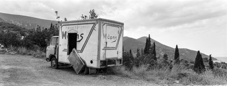 Alter Lieferwagen auf dem Peloponnes, Griechenland, als Schwarzweißphoto im Panorama-Format