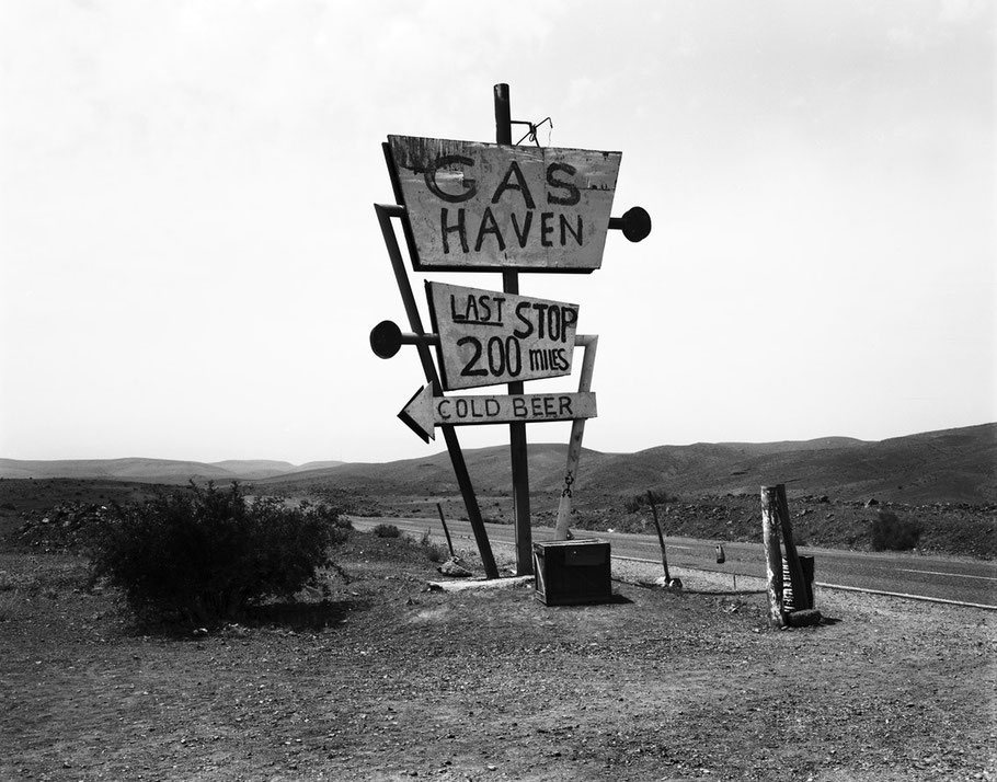 Alte Tankstelle als Filmkulisse in Marokko als Schwarzweißphoto 