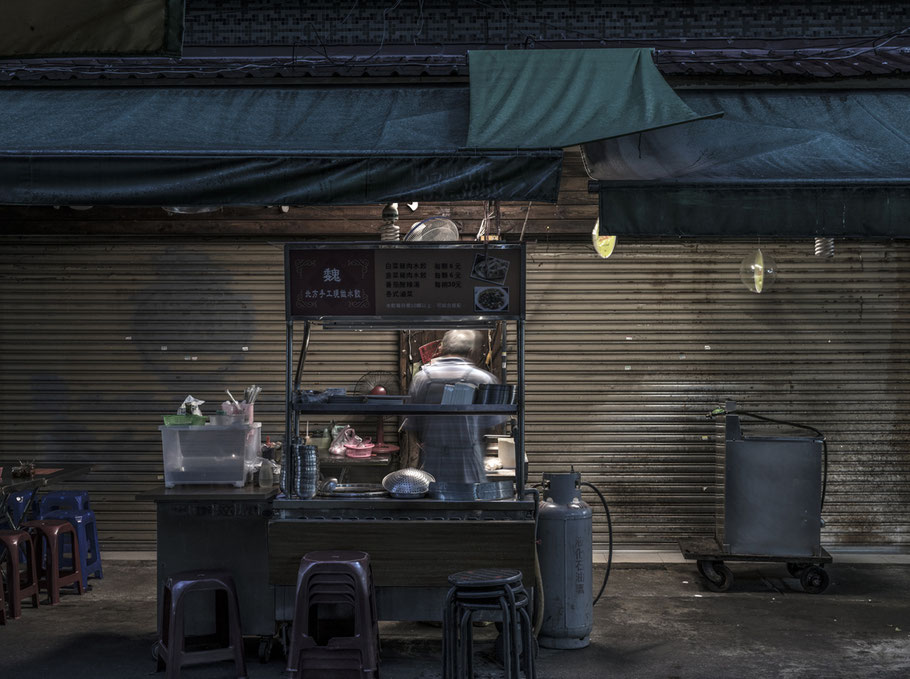 Straßenverkauf auf dem Tonghua Night Market in Taipei, Taiwan, als Farbphoto