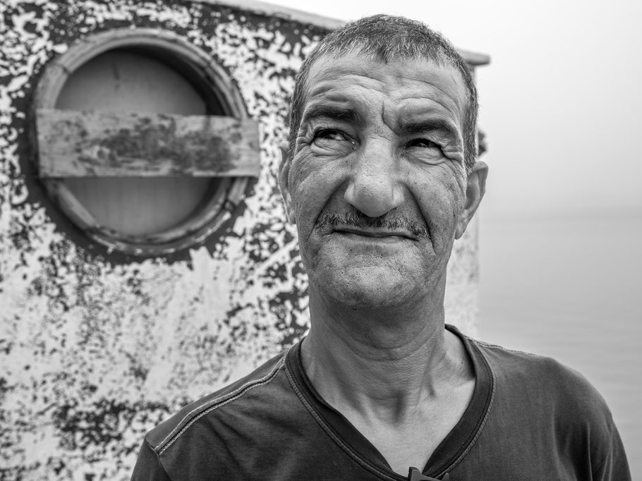 Portrait eines Fischers  im Hafen von Essaouira, Marokko als SW-Photographie