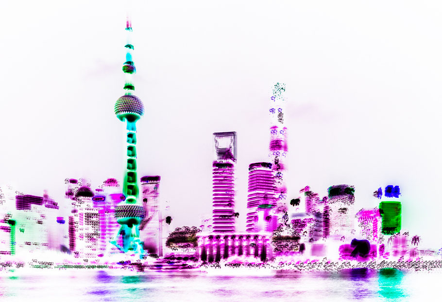 Blick auf die nächtliche Skyline von Pudong in Shanghai als künstlerisch verfremdetes Farbphoto
