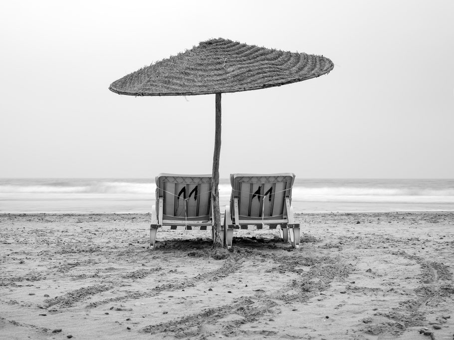 Strand von Siri Kaouki in Marokko als Schwarzweißphoto 