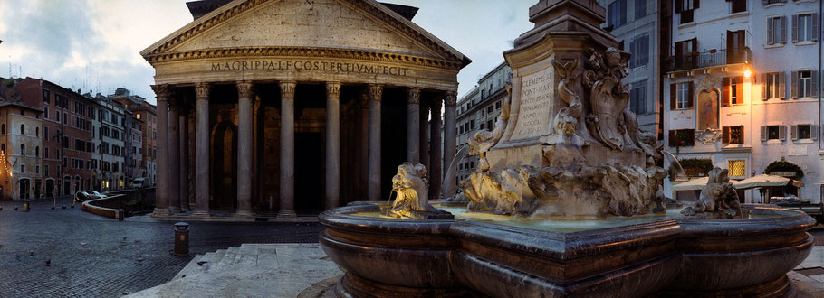 Farbphoto vom Pantheon frühmorgens in Rom im Panorama-Format