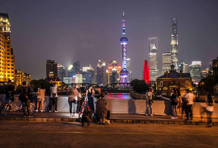 Blick auf das nächtliche, beleuchtete Pudong in Shanghai  als Farbphoto