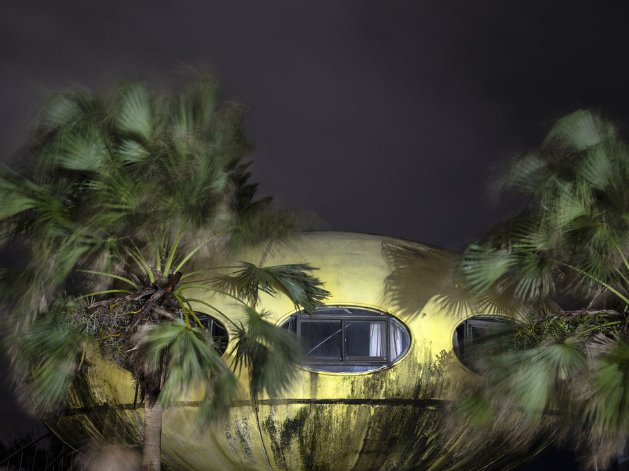 Futuro Haus by night, moderne Architektur von Matti Suuronen , Finnland, als Farbphoto