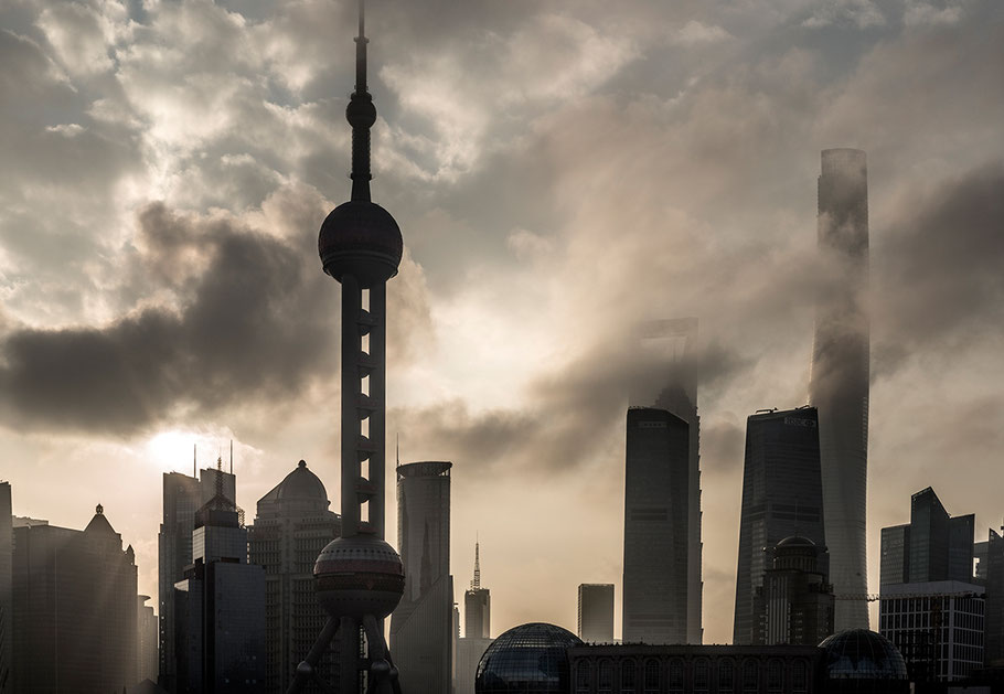 Blick auf die Skyline von Pudong in Shanghai als morgendliche Stimmung als Farbphoto