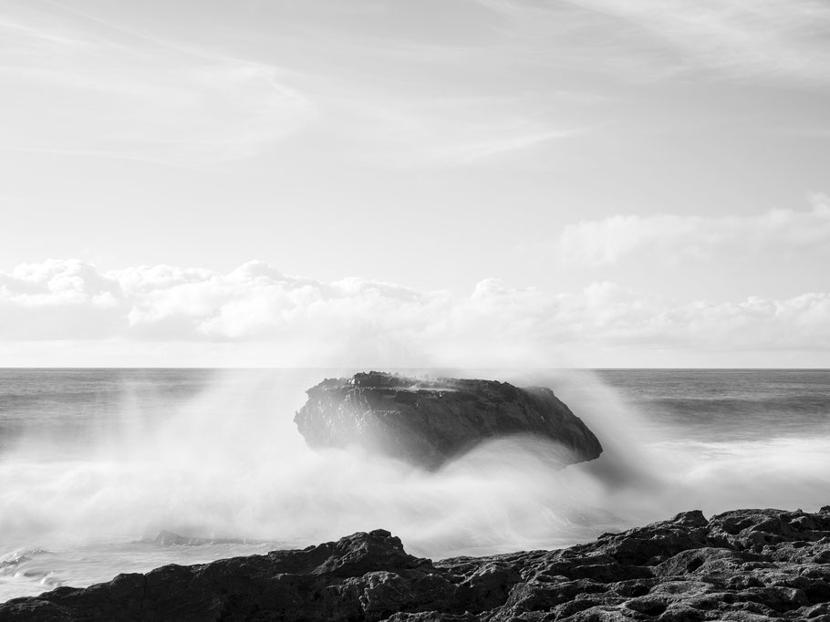 Strandaufnahme am Atlantischen Ozean als SW-Fotografie