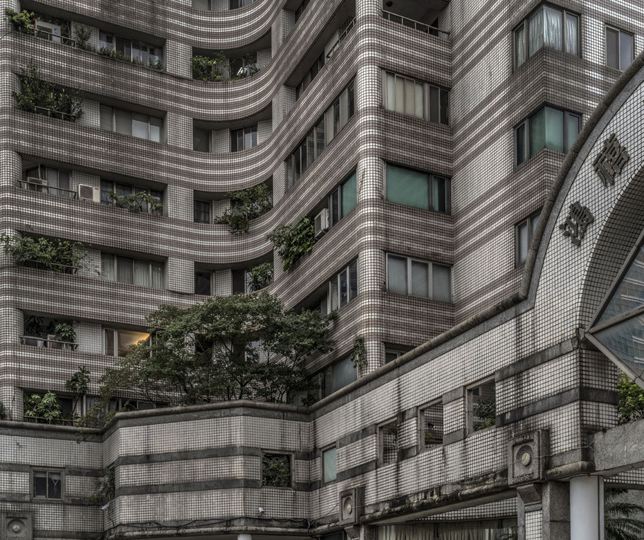 Fassade eines Hauses auf der Section 5 Xinyi Road in der Nähe des Taipei 101 im Zentrum von Taipei, Taiwan, als Farbphoto