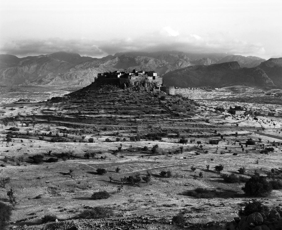 Kasbah Tizourgane bei Tafraoute in Marokko als Schwarzweißphoto 