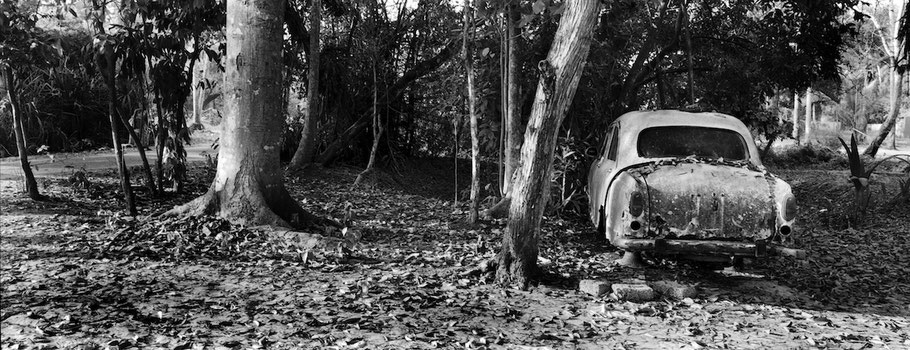 Oldtimer-Taxi bei Marari in Kerala , Indien, als Schwarzweißphoto im Panorama-Format