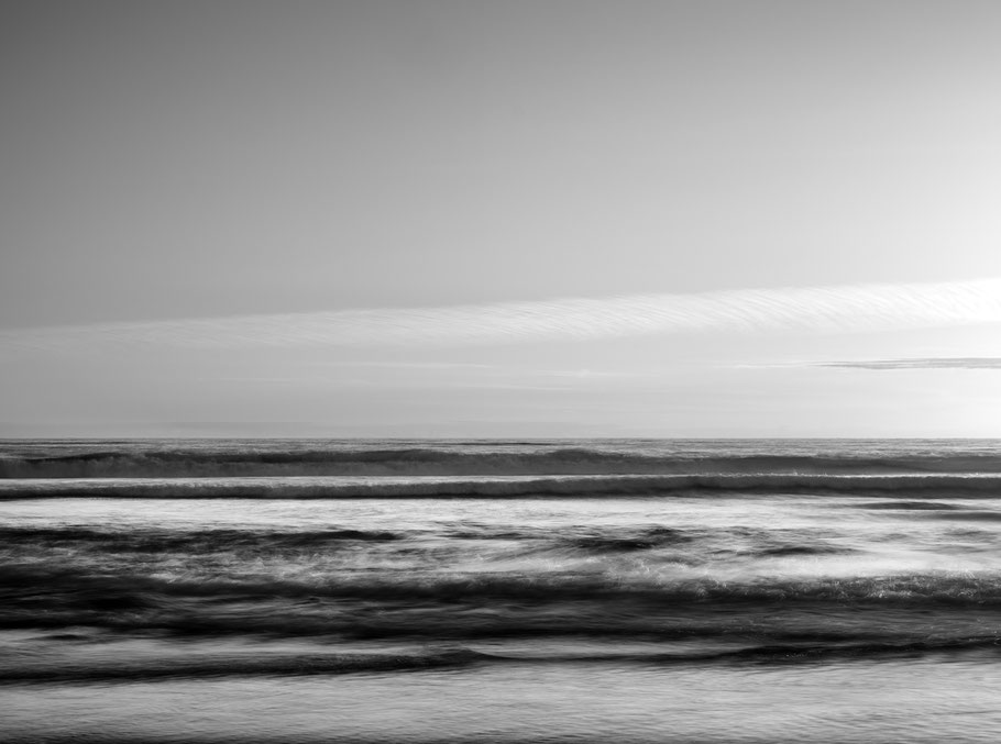 Strandaufnahme am Atlantischen Ozean als SW-Fotografie