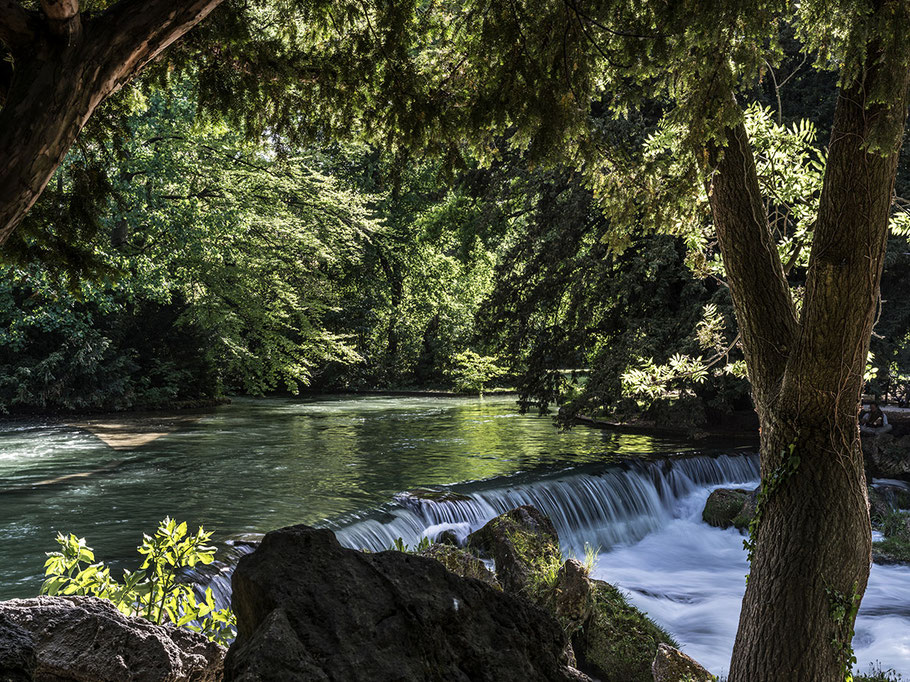 Der Eisbach im Englischen Garten in Farbe Muenchen