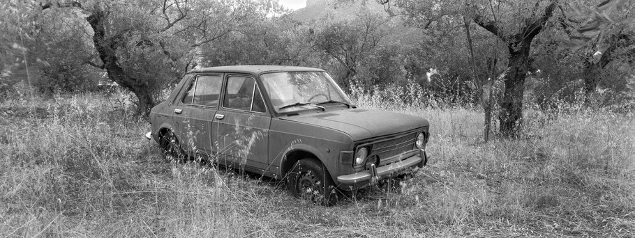 Fiat Oldtimer auf dem Peloponnes, Griechenland, als Schwarzweißphoto im Panorama-Format