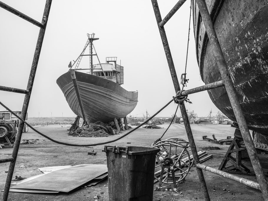 Boote im Hafen von Essaouira, Marokko als SW-Photographie